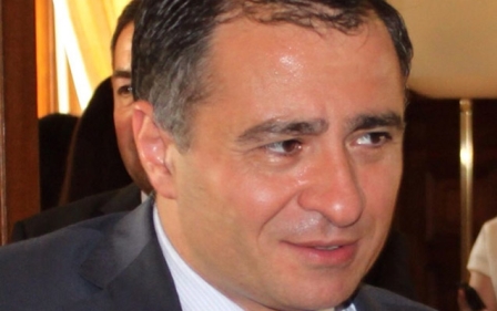 Deputat Arif Məmmədovu “yıxıb-sürüdü”
